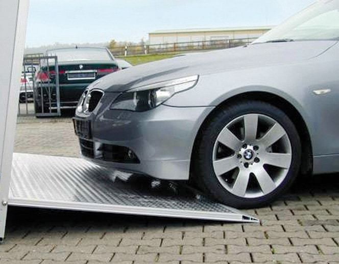 02_UKF_Koffer_f-r_Fahrzeugtransport_dtl_Auffahrwinkel_01