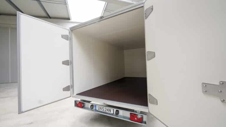02_UKH_Koffer_Sandwich_Hochlader_imp_hinten_01-1