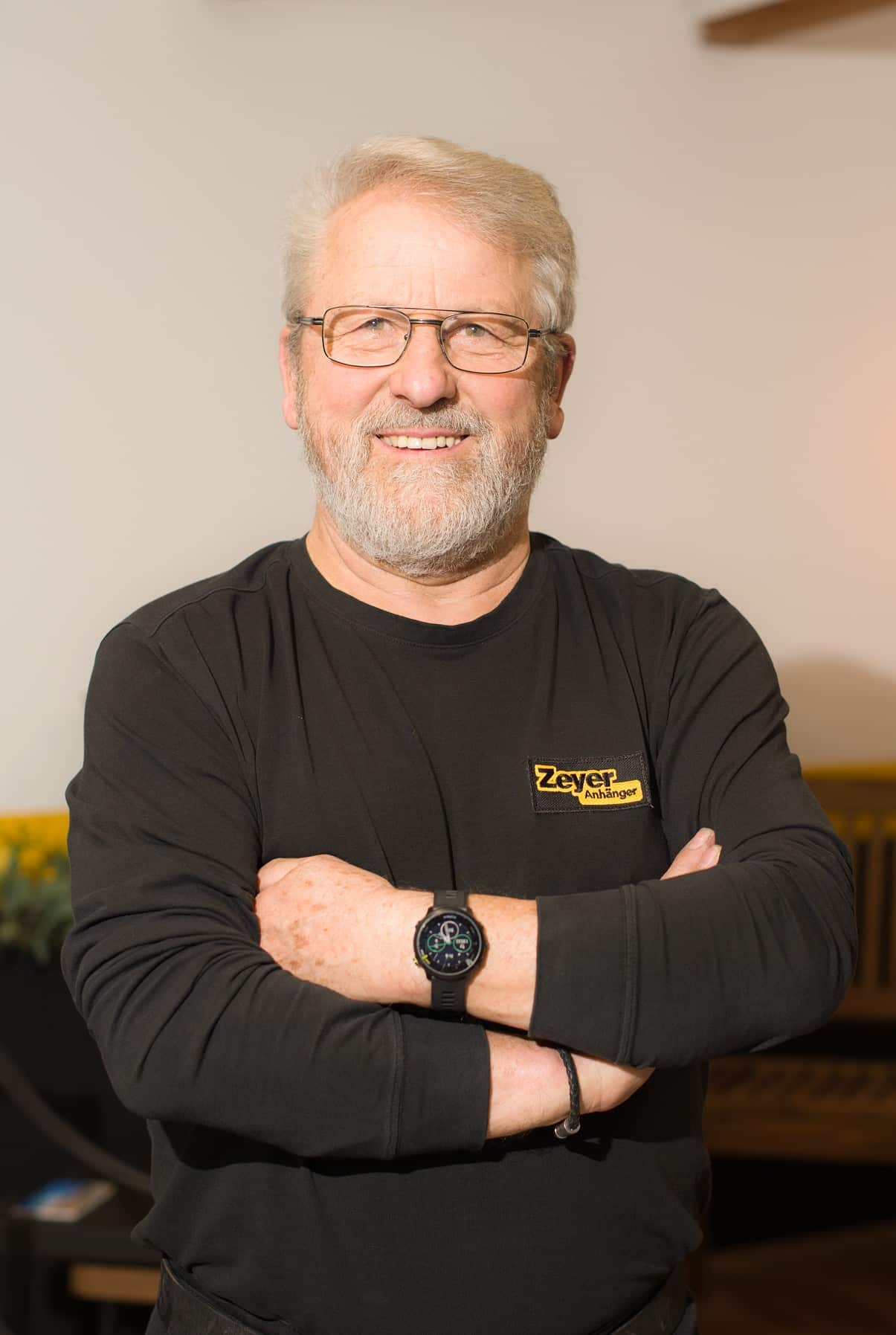 Lächelnder Mann mit Brille und Bart