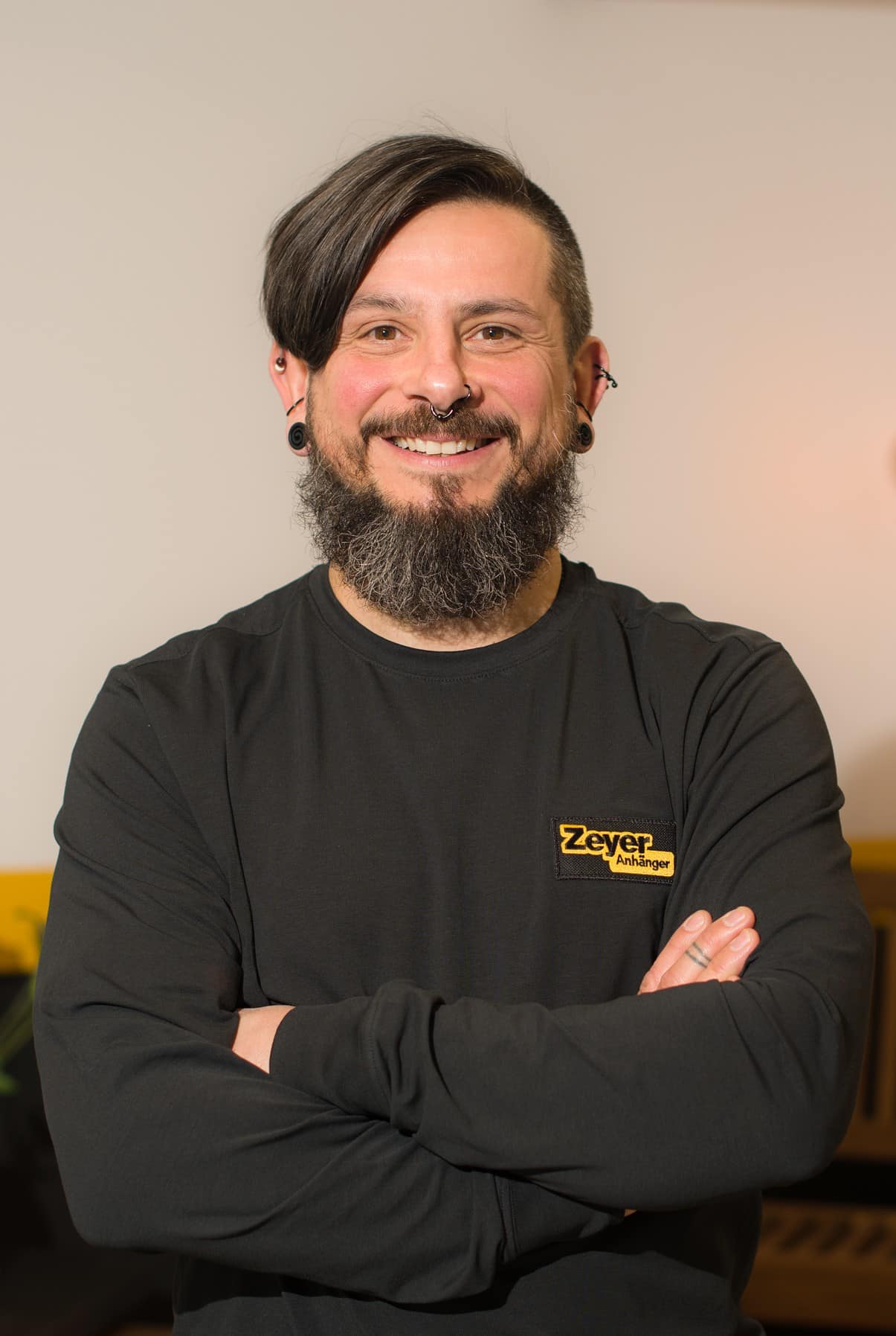Mann mit Bart und Zeyer-Logo-Shirt
